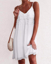 Enfärgad ärmlös spetsklänning